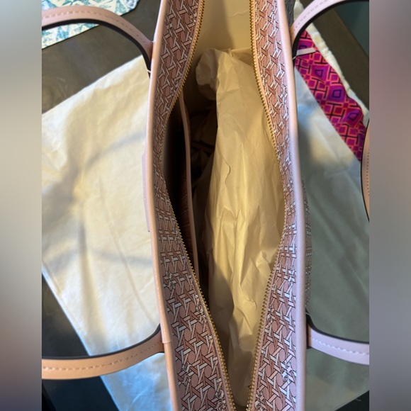 Brand New Tory Burch Ever Ready Monogram Tote - Picture 5 of 7
